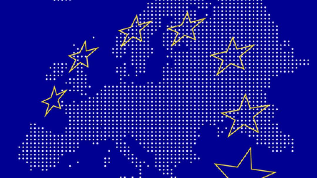 bannière étoilée sur carte de l'Europe
